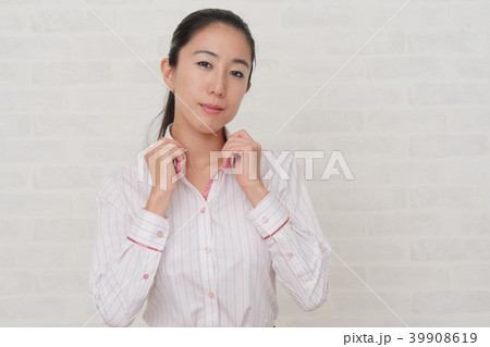 若い女性が白い背景の前で、いろいろな表情をします。 若い女性が白い背景の前で、いろいろな表情をします。 39908619