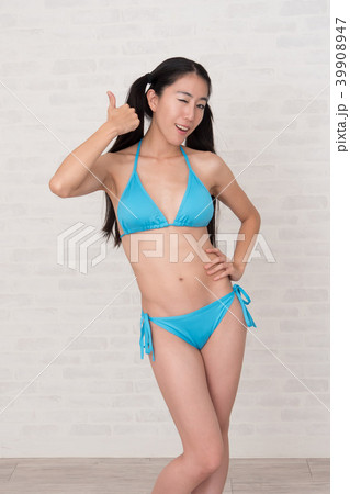 ビキニを着ている女性が、白い背景の前でいろいろなポーズや表情をしています。 39908947
