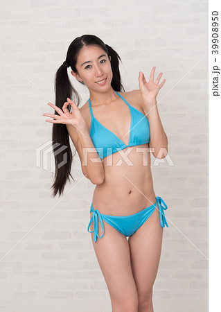 ビキニを着ている女性が、白い背景の前でいろいろなポーズや表情をしています。 39908950