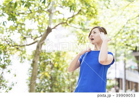 夏 女性 暑い 汗の写真素材