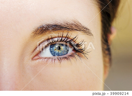 A beautiful insightful look woman's eye.  39909214