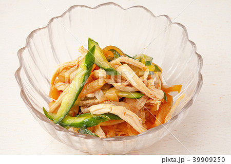 蒸し鶏ときゅうりとクラゲの和え物 蒸し鶏ときゅうりとクラゲの和え物 39909250