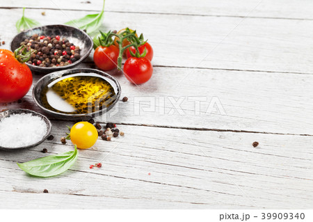 Tomatoes, basil, olive oil and spices 39909340