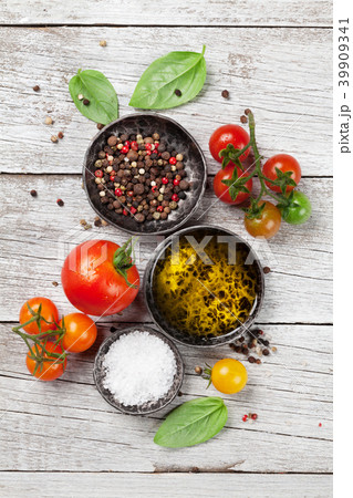 Tomatoes, basil, olive oil and spices 39909341