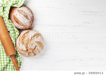 Various crusty bread 39909413