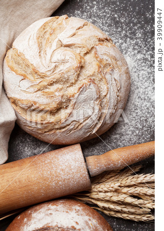 Homemade crusty bread 39909447