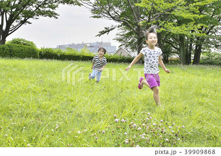 公園で楽しく遊ぶ子供たち 39909868
