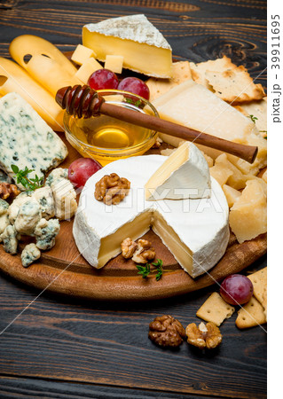 various types of cheese - brie, camembert various types of cheese - brie, camembert 39911695