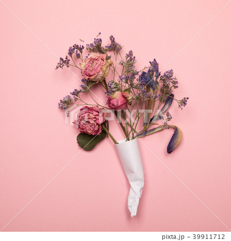 Card with dried flowers 39911712