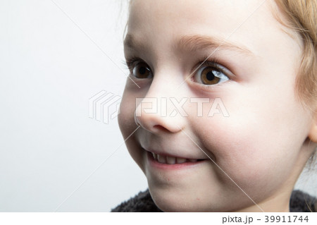 Cute little smile girl Cute little smile girl 39911744