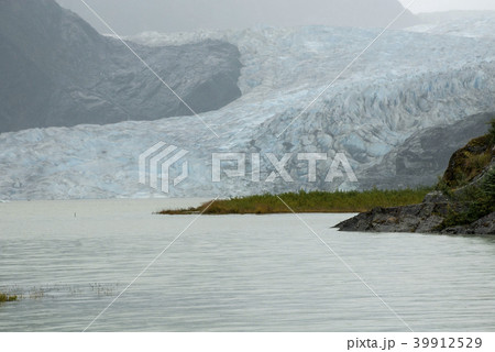 USA Alaska - Mendenhall Glacier and Lake 39912529