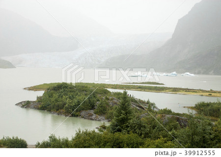 USA Alaska - Mendenhall Glacier and Lake 39912555
