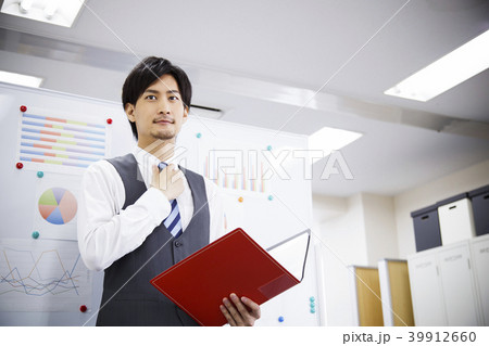 会議 プレゼン 打ち合わせ 男性 ビジネス オフィス ビジネスマン 会議 プレゼン 打ち合わせ 男性 ビジネス オフィス ビジネスマン 39912660