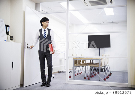 会議 プレゼン 打ち合わせ 男性 ビジネス オフィス ビジネスマン 会議 プレゼン 打ち合わせ 男性 ビジネス オフィス ビジネスマン 39912675