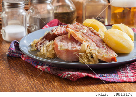 Choucroute garnie. Alsatian sauerkraut 39913176