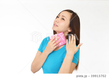 汗を拭く女性 39913702