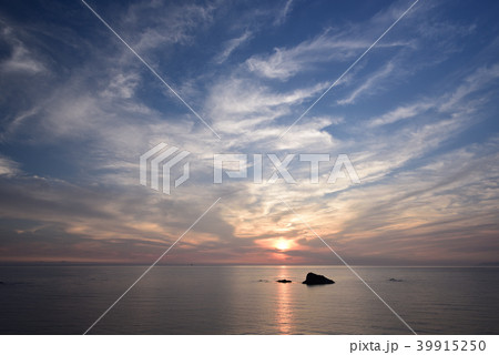 北海道江差町伏木戸海岸の日本海の夕景を撮影 39915250