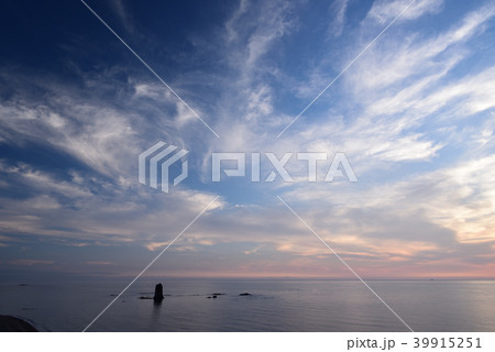 北海道江差町伏木戸海岸の日本海の夕景を撮影 39915251