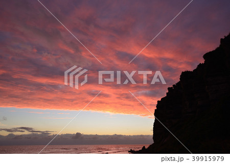 夕陽に照らされて赤く焼けている雲の風景を撮影 夕陽に照らされて赤く焼けている雲の風景を撮影 39915979