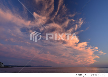 夕陽に照らされて赤く焼けている雲の風景を撮影 夕陽に照らされて赤く焼けている雲の風景を撮影 39915980