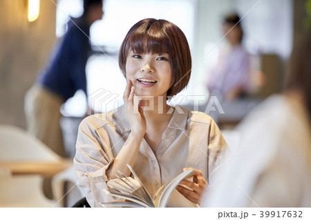 カフェ　女性 39917632
