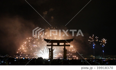 広島 厳島神社での花火 広島 厳島神社での花火 39918370