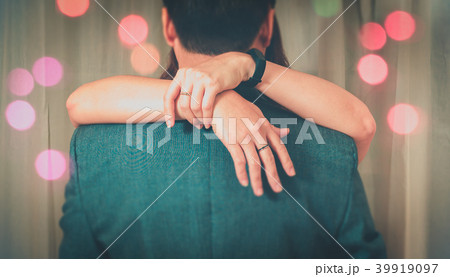 back of asian couple kissing 39919097