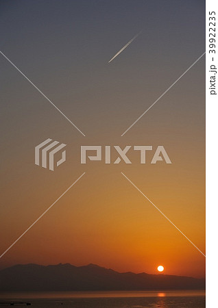 朝陽と飛行機雲 39922235