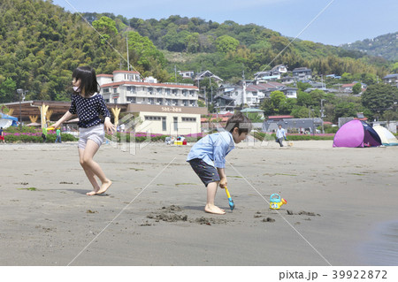 海辺で楽しく遊ぶ子供 海辺で楽しく遊ぶ子供 39922872