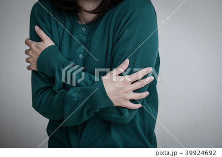 寒さに震える若い日本人女性 寒さに震える若い日本人女性 39924692