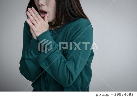手が冷える若い日本人女性 39924693
