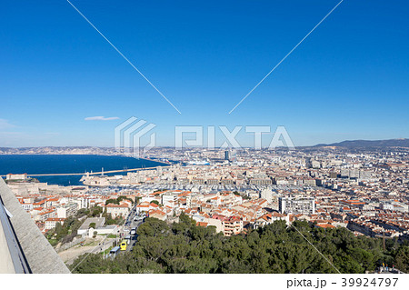 ノートルダム・ド・ラ・ガルド寺院の丘から見るマルセイユの風景 39924797