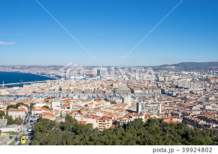 ノートルダム・ド・ラ・ガルド寺院の丘から見るマルセイユの風景 39924802