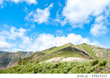 秋の常念岳登山(常念乗越より横通岳を望む) 秋の常念岳登山(常念乗越より横通岳を望む) 39925023