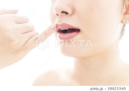 若い女性のビューティーイメージ ブライダルのプロフェッショナルサービス 若い女性のビューティーイメージ ブライダルのプロフェッショナルサービス 39925340