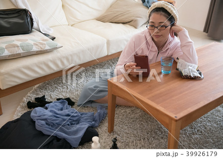 汚い部屋でダラダラする若い女性 39926179
