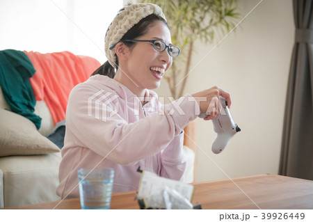 一人でテレビゲームをする若い日本人女性 39926449
