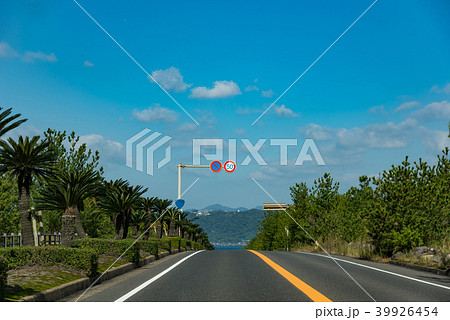 鹿児島　桜島の道路　錦江湾ごしの鹿児島市街地 39926454