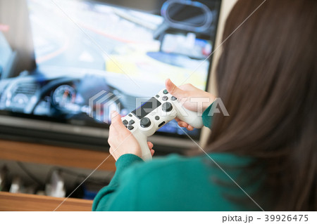 テレビゲームに熱中する若い日本人女性の後ろ姿 39926475