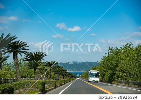 鹿児島　桜島の道路とバス　錦江湾ごしの鹿児島市街地 39926534
