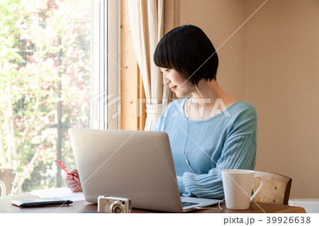 在宅業の女性 39926638