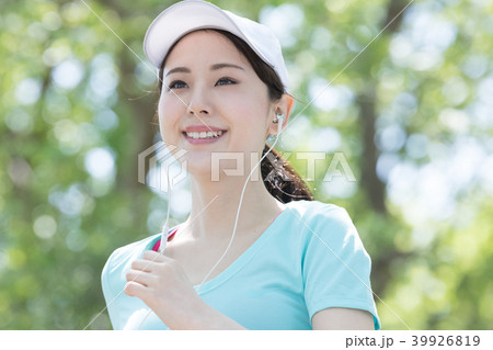 音楽を聴きながらランニングをする若い日本人女性 音楽を聴きながらランニングをする若い日本人女性 39926819