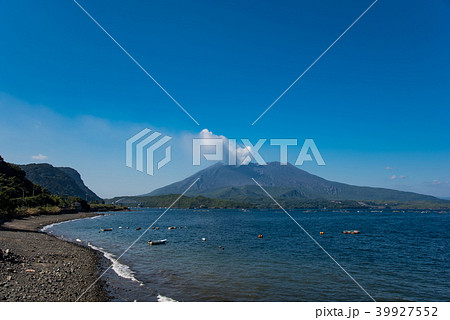 鹿児島 桜島の噴煙 錦江湾の渚 牛根大橋 鹿児島 桜島の噴煙 錦江湾の渚 牛根大橋 39927552