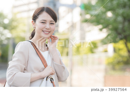 通勤する若いビジネスウーマン 39927564