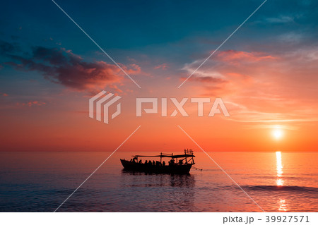 Beautiful Sunset at Sunset Beach and tourist boat 39927571