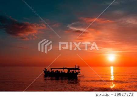 Beautiful Sunset at Sunset Beach and tourist boat 39927572