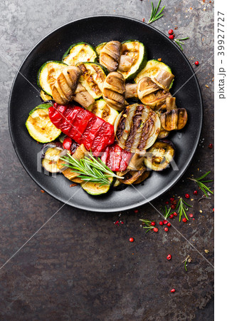 Grilled vegetable salad 39927727