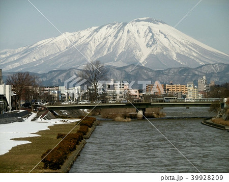 旭橋から見た岩手山と北上川 旭橋から見た岩手山と北上川 39928209