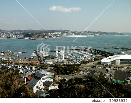 江ノ島から見た稲村ヶ崎とヨットハーバー 江ノ島から見た稲村ヶ崎とヨットハーバー 39928935