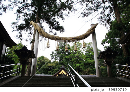 大神神社、拝殿前の縄鳥居、三輪山、奈良、 大神神社、拝殿前の縄鳥居、三輪山、奈良、 39930719